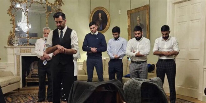 Müslüman başbakan, resmi konutta ailesine namaz kıldırdı