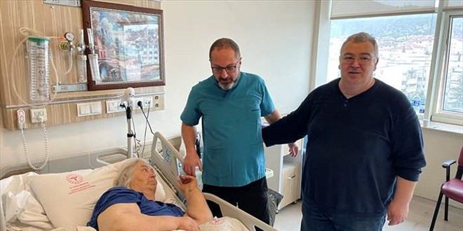 Hollanda'da tedavisi yarım bırakılan 74 yaşındaki kadın ambulans uçakla Türkiye'ye getirildi