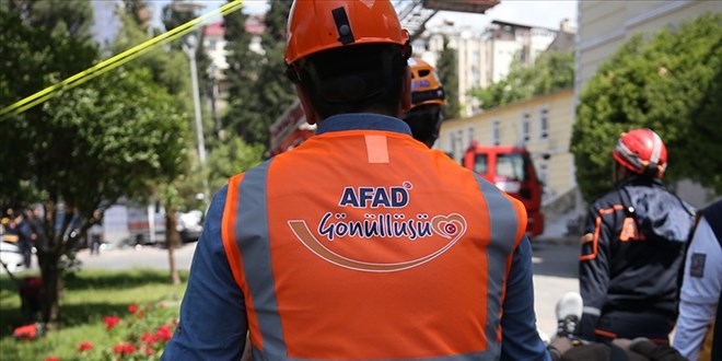 Deprem felaketi sonras AFAD gnll says ikiye katland