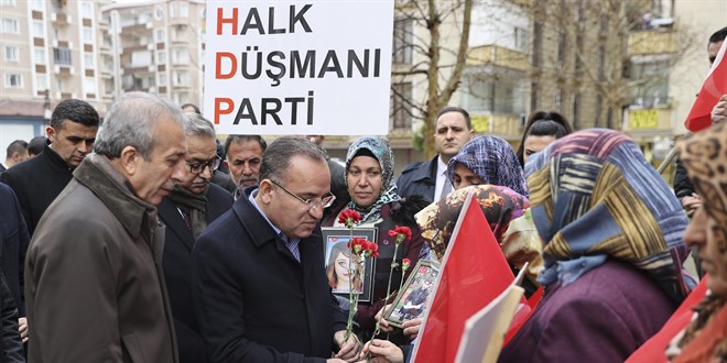 Adalet Bakanı Bekir Bozdağ, Diyarbakır annelerini ziyaret etti