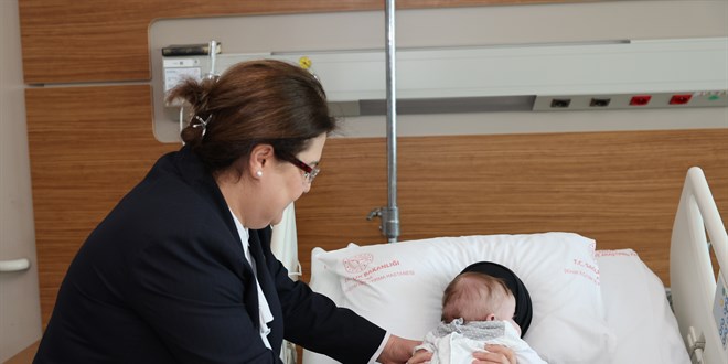 Bakan Yanık, depremden 128 gün sonra enkazdan kurtarılan bebeği annesiyle buluşturdu