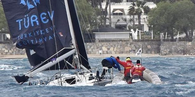 Bodrum'da yelken yarışları sırasında çarpışan teknelerden biri battı