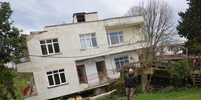 Ordu'da heyelan nedeniyle bir bina yan yattı