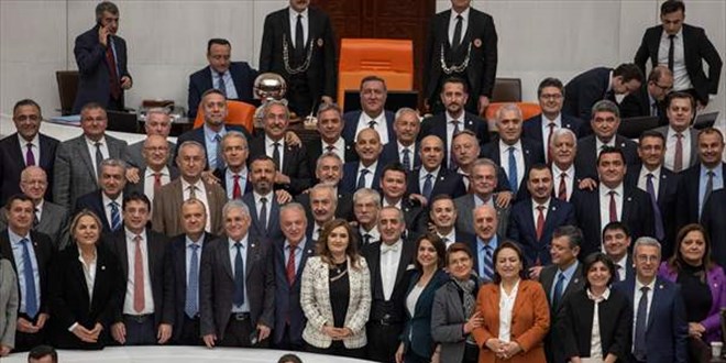 Başkanvekili veda konuşması yaptı, vekiller 'son oturum' pozu verdi