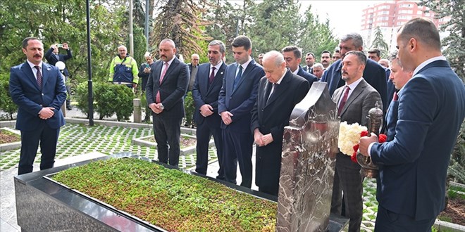 MHP Genel Başkanı Bahçeli, Alparslan Türkeş'in kabrini ziyaret etti