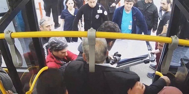 Sakarya'da belediye otobüsü şoförü, rahatsızlanan yolcuyu hastaneye yetiştirdi