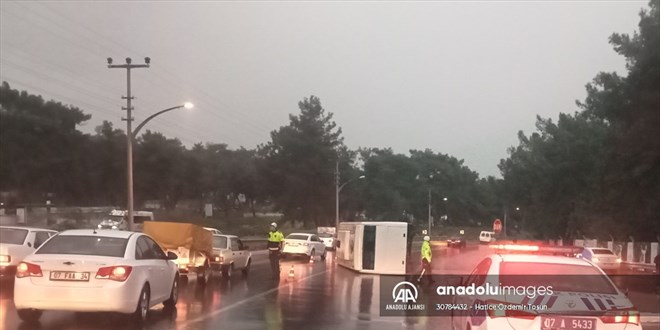 Antalya'da mobilya fabrikası personelini taşıyan midibüsün devrilmesi sonucu 7 kişi yaralandı