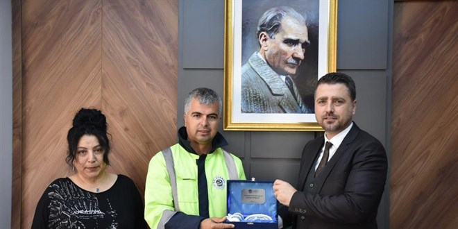 Tekirdağ'da belediye personeli yerde bulduğu 27 bin lirayı sahibine ulaştırdı