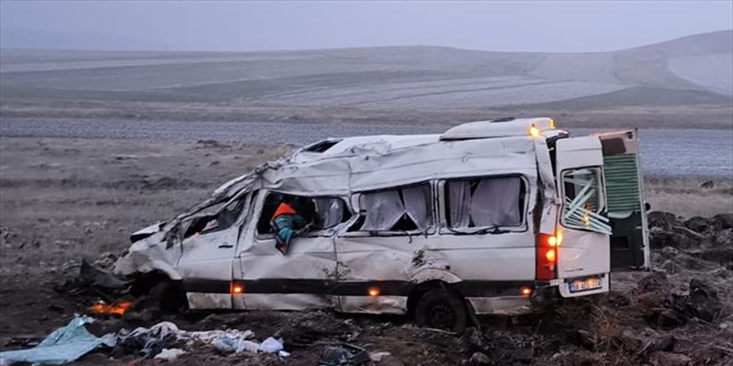 Kayseri'de arampole devrilen minibsteki 2 kii ld, 10 kii yaraland