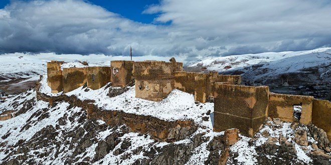 Bayburt Kalesi ilkbaharda karla kaplandı