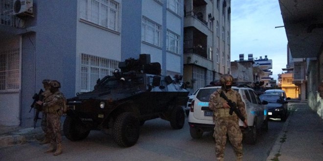 Mersin'de 77 adrese şafak vakti kökünü kurutma operasyonu