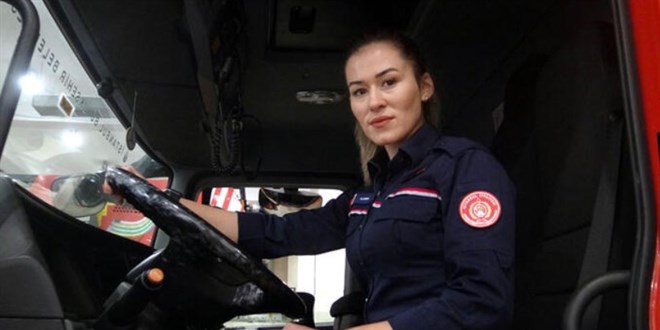 İstanbul İtfaiyesi'nin hem sporcu, hem sağlıkçı tek kadın şoförü