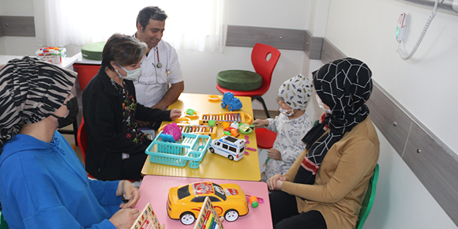 Kanser tedavisi gören çocuklar hastanede açılan sınıfla moral buldu