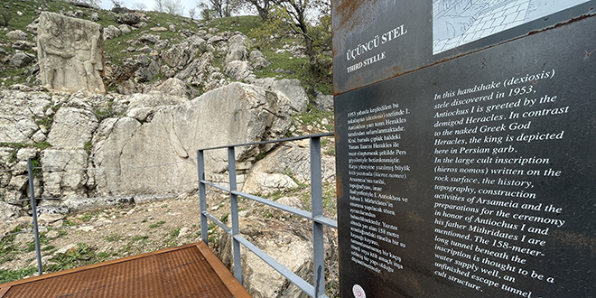 Nemrut Dağı'ndaki 'tokalaşma steli' 6 Şubat'taki depremlerde ayakta kaldı