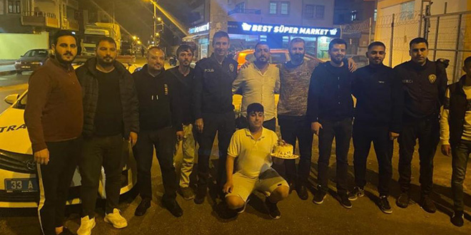 Görev başındaki polislere esnaftan yaş pastalı ve meşaleli kutlama