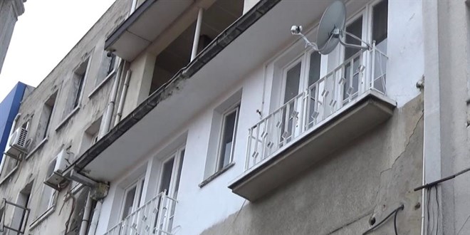 Ayrılık aşamasındaki eşini öldürüp eğlenmeye gitti