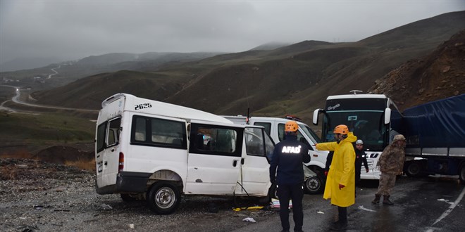 Hakkari'de 3 aracın karıştığı kazada 3 kişi öldü, 3 kişi yaralandı