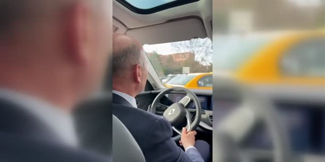 İçişleri Bakanı Soylu, makam aracı Togg ile gençleri gezdirdi