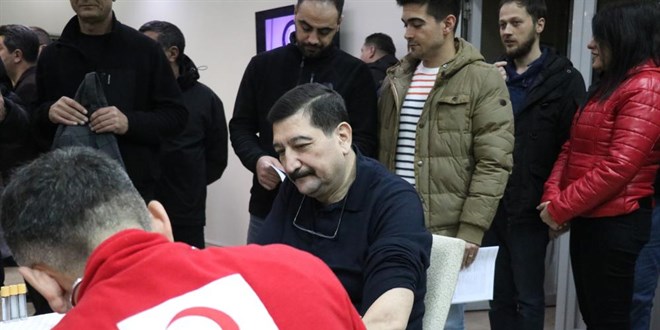 Polisler can kurtarmak için kan verdi