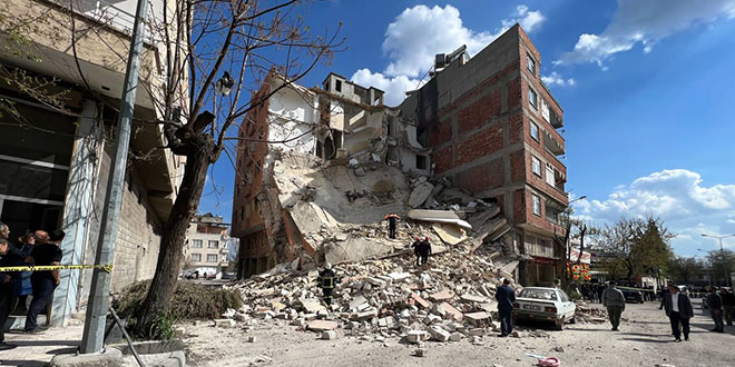 Kilis'te ağır hasarlı 4 katlı bina çöktü