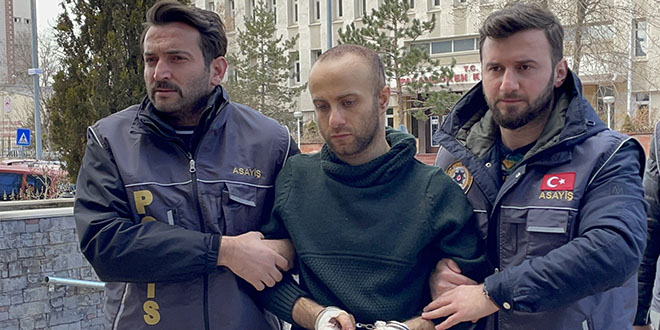 Annesini öldürüp babasını yaralayan üniversite öğrencisi tutuklandı