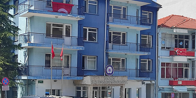 Polis lojmanında başından vurulan kadın hastanede öldü