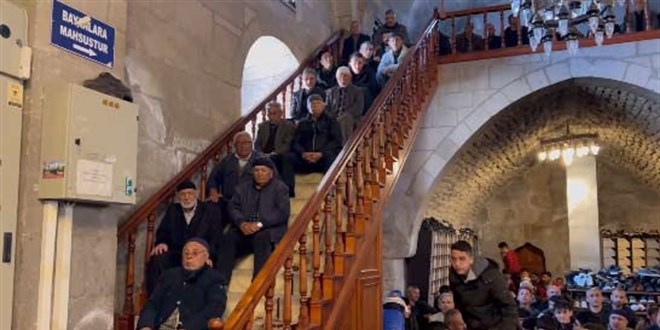 Vali Aydoğdu, 1.500 gençle Cuma namazı kıldı