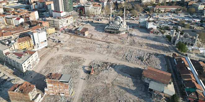 Enkazlar kaldırıldı, kent merkezi boş tarlaya dönüştü