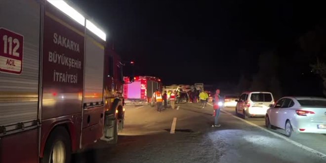 Anadolu Otoyolu'nda tırın otomobil ile çarpışması sonucu 2 kişi öldü, 4 kişi yaralandı
