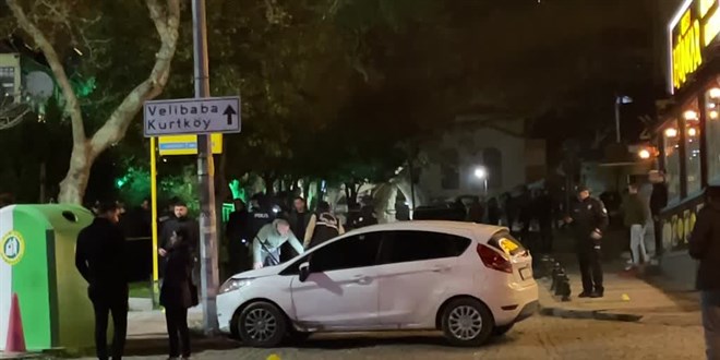 Kartal'da park halindeki otomobile yapılan silahlı saldırıda 2 kişi öldü