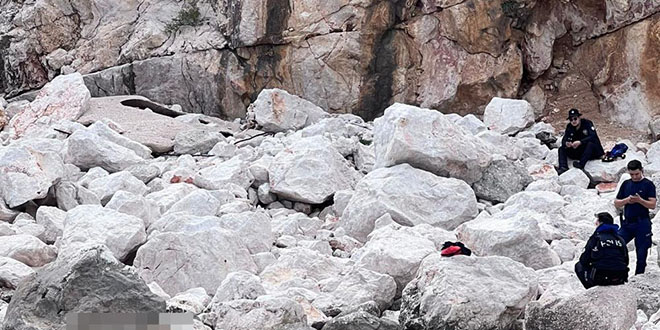 Tekneyle gezen turistler fark etti, adada kadın cesedi bulundu