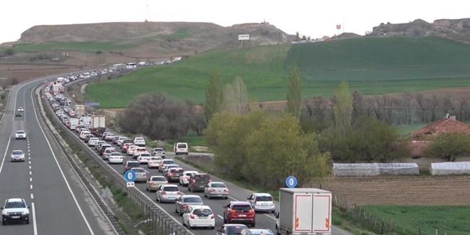 'Kilit kavşak' Kırıkkale'de bayram öncesi trafik yoğunluğu arttı