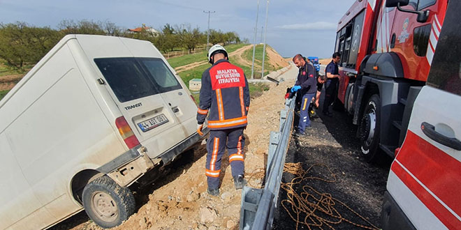 Şarampole devrilen minibüsteki 1 kişi öldü, 2 kişi yaralandı