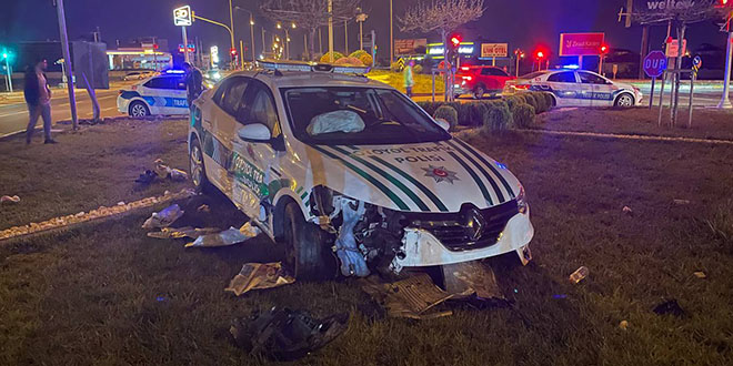 Otomobil ile polis aracı çarpıştı, 3'ü polis 6 kişi yaralandı