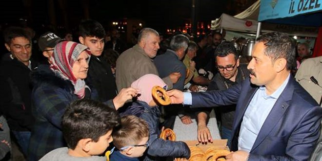Amasya Valisi Masatlı, simitlerini satamayan çocuğun tüm simitlerini satın aldı