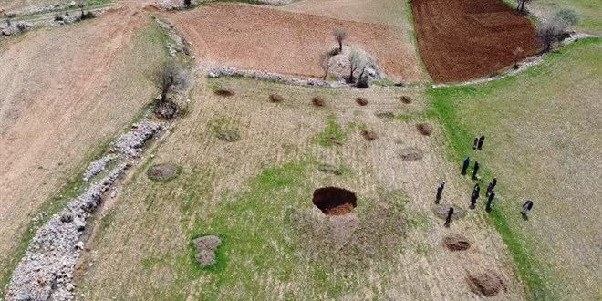 Kahramanmara'ta depremin ardndan tarm arazisinde obruk olutu