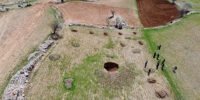 Kahramanmaraş'ta depremin ardından tarım arazisinde obruk oluştu
