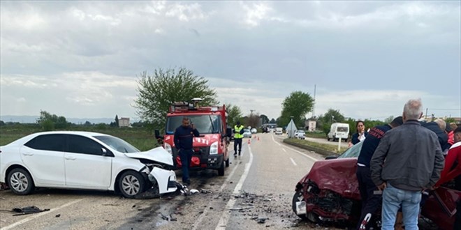 Adana'da iki otomobilin çarpıştığı kazada 1 kişi öldü, 2 kişi yaralandı