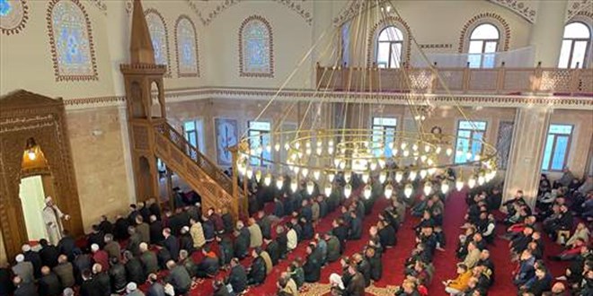 Depremlerden etkilenen Hatay'ın İskenderun ilçesinde bayram namazı kılındı