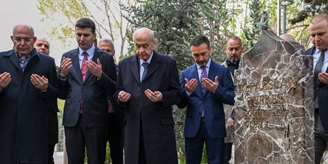MHP Genel Başkanı Bahçeli, Alparslan Türkeş'in kabrini ziyaret etti