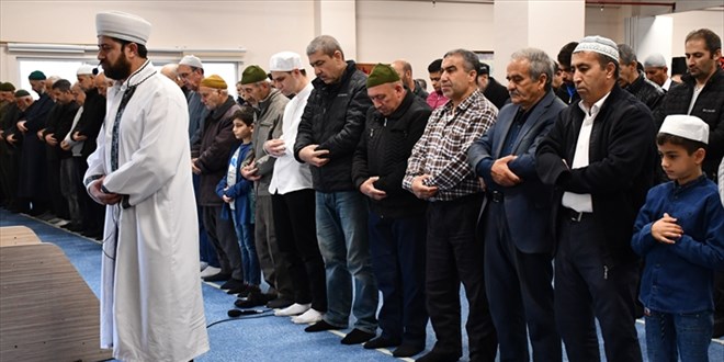 Sivas'ta KYK yurtlarında ağırlanan depremzedeler bayram namazında bir araya geldi
