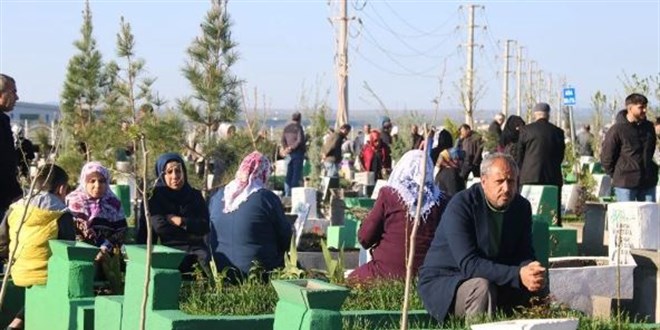 Deprem bölgesinde buruk Ramazan Bayramı: Mezarlıklara akın edildi