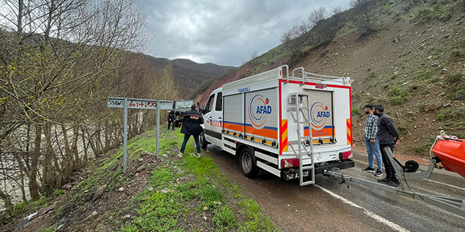 Munzur Çayı'na düşen otomobildeki 3 kişiyi arama çalışması başlatıldı