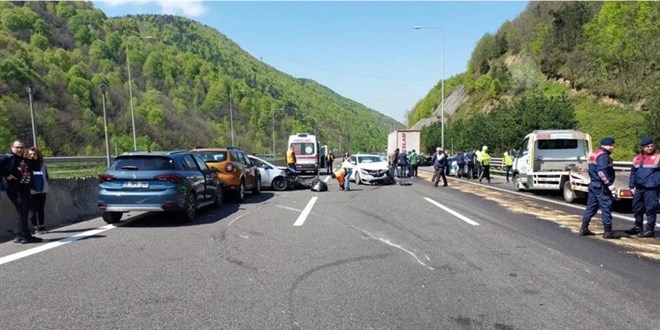 Anadolu Otoyolu'nda zincirleme kaza: İstanbul yönü trafiğe kapandı