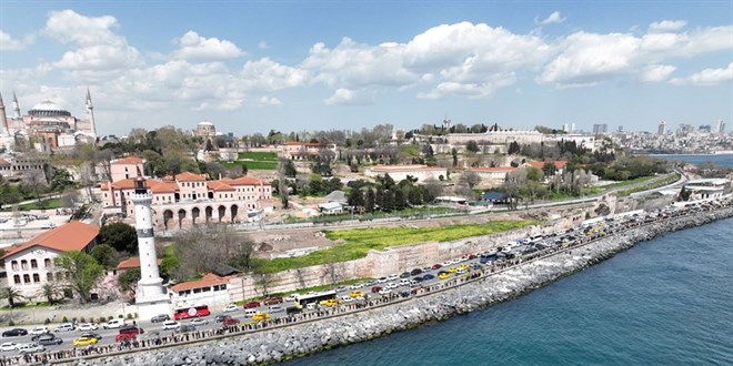 TCG Anadolu'ya ziyaretçi akını: Kilometrelerce kuyruk oluştu