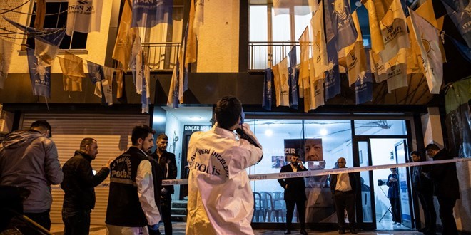 İstanbul'da AK Parti seçim irtibat bürosu önünde silahla ateş açıldı