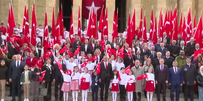 Bakan Özer, öğretmen ve öğrencilerle Anıtkabir'i ziyaret etti