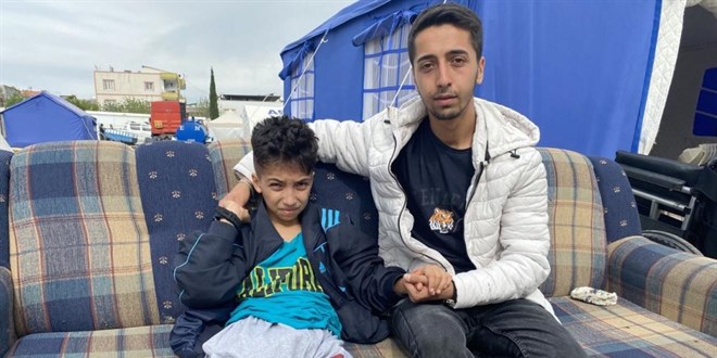 Depremzede çocuğun tek hayali 'Silikon Bacak'