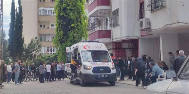 Apartman dairesinde biri kadın 2 kişi silahla vuruldu