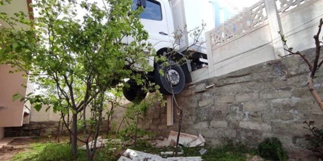 Freni boşalan kamyon duvarda asılı kaldı
